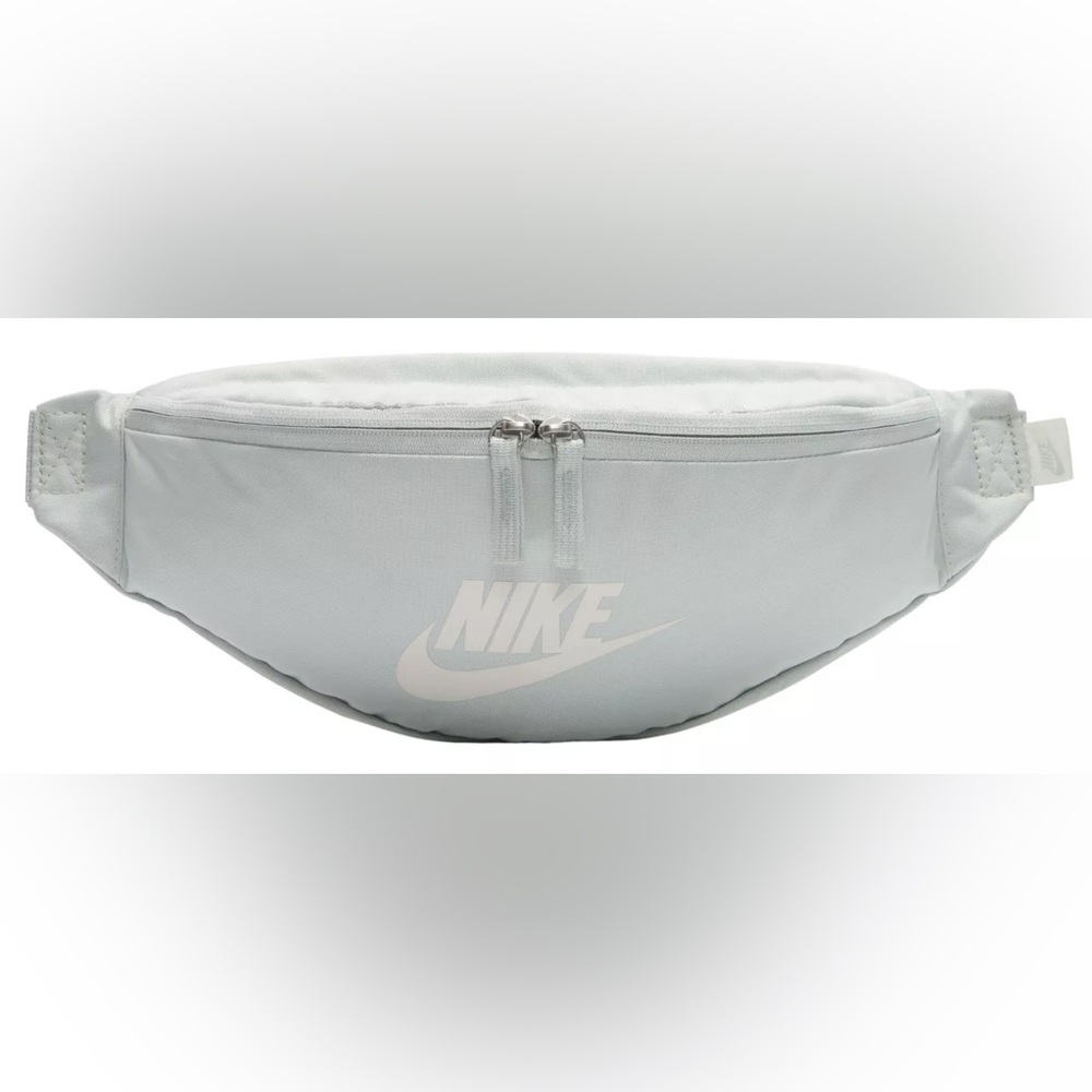 Nike Heritage Waistpack (3L), light silver—NWT